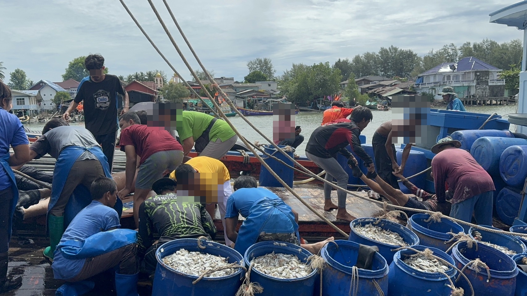 ลูกเรือประมงร่วงระนาวเจอพิษแก๊สไข่เน่าในห้องเก็บปลาหามส่ง รพ.10 ราย