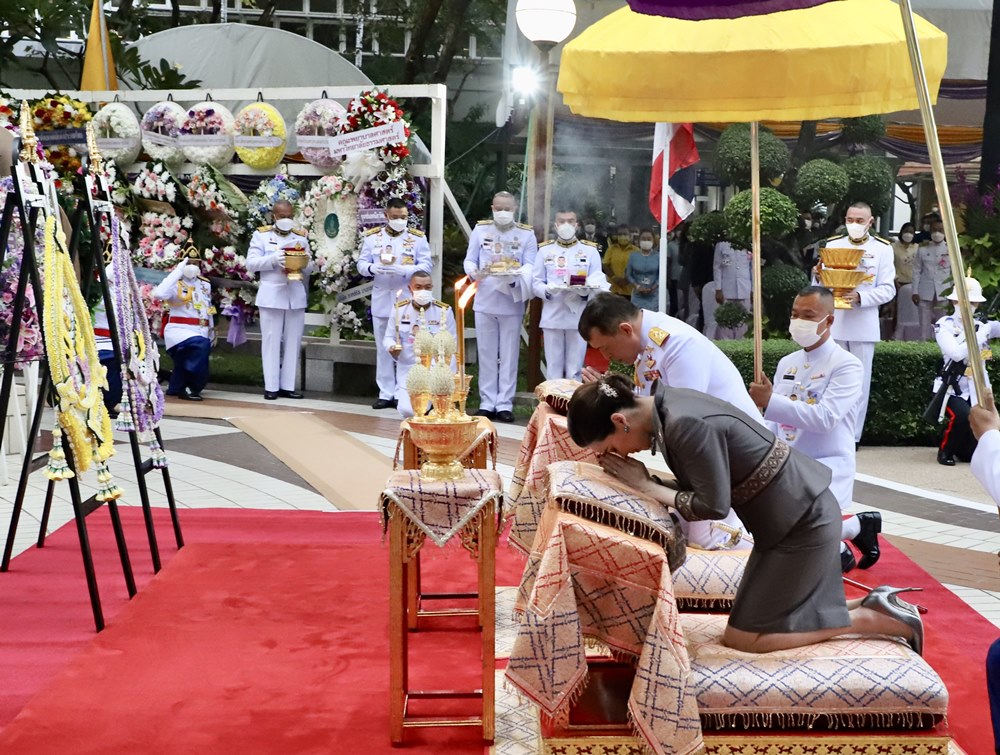 “ในหลวง-สมเด็จพระราชินี”เสด็จฯวางพวงมาลาถวายราชสักการะพระราชานุสาวรีย์ “สมเด็จพระมหิตลาธิเบศร อดุลยเดชวิกรม พระบรมราชชนก” เนื่องใน “วันมหิดล”