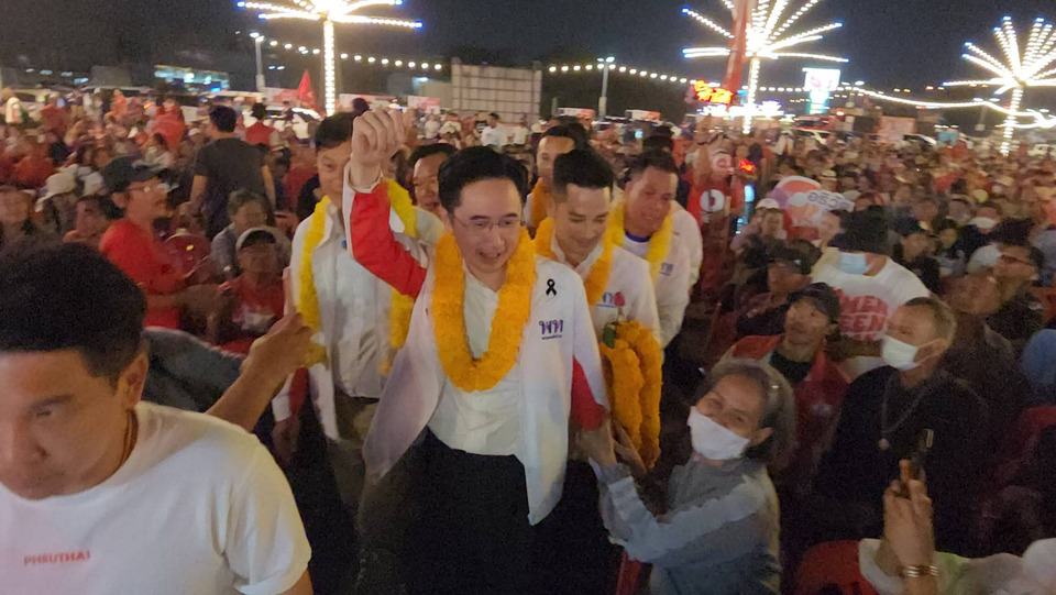 “ดร.เชน” นำเพื่อไทยยกทีม 8 ขุนพลปทุมฯ ชูนโยบายรัฐจ่าย 70 พลิกเศรษฐกิจ เลิกขายฝัน