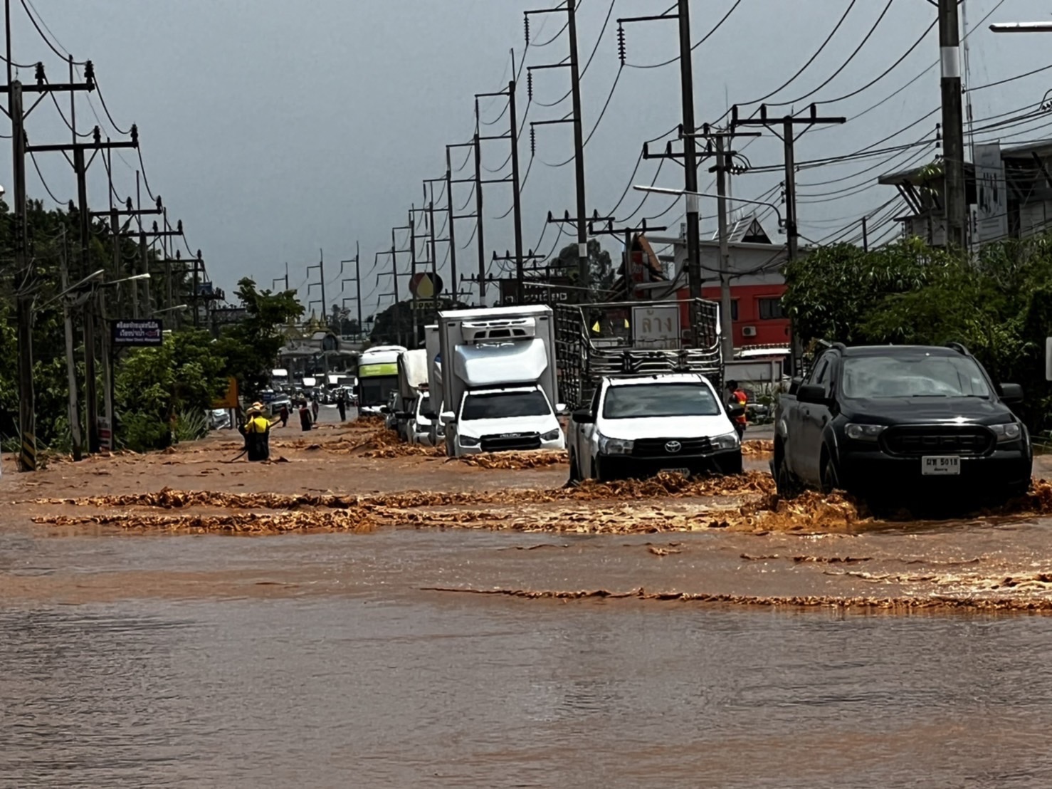 เชียงรายฝนตกหนักอ.เวียงป่าเป้าอ่วม  น้ำทะลักถนนเชียงราย-เชียงใหม่หลายจุด