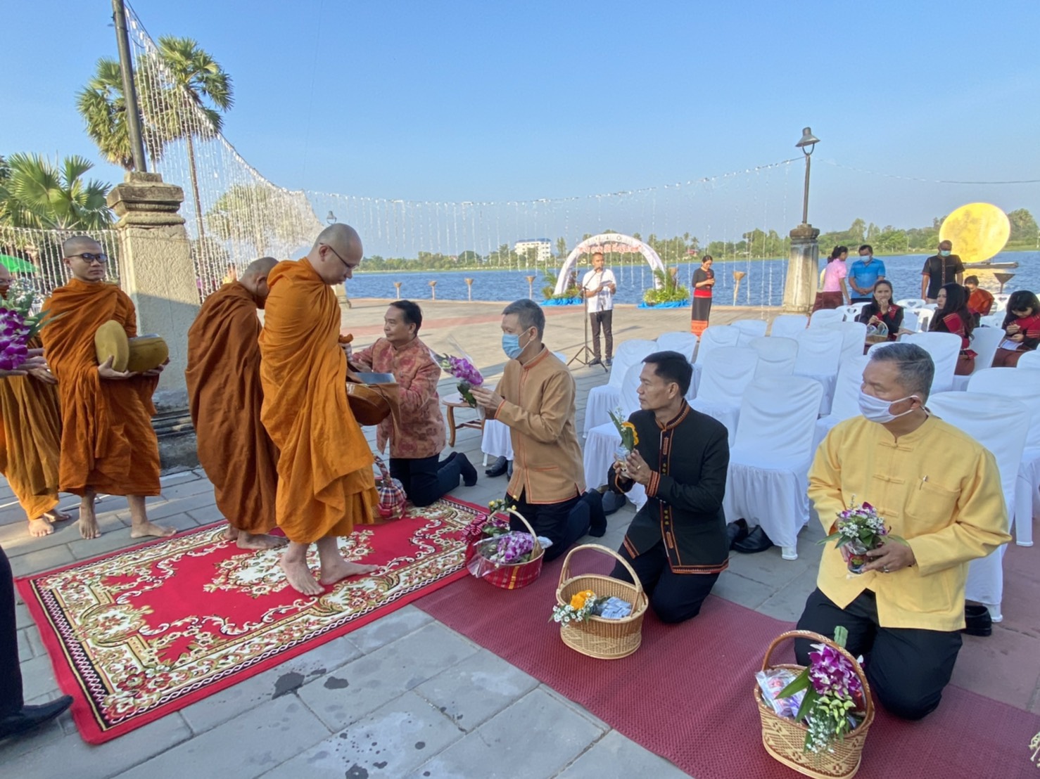ผวจ.ศรีสะเกษนำนุ่งผ้าไทยใส่บาตร ทำความดี วิถีพอเพียง ก่อนขับเคลื่อนจัดการน้ำ