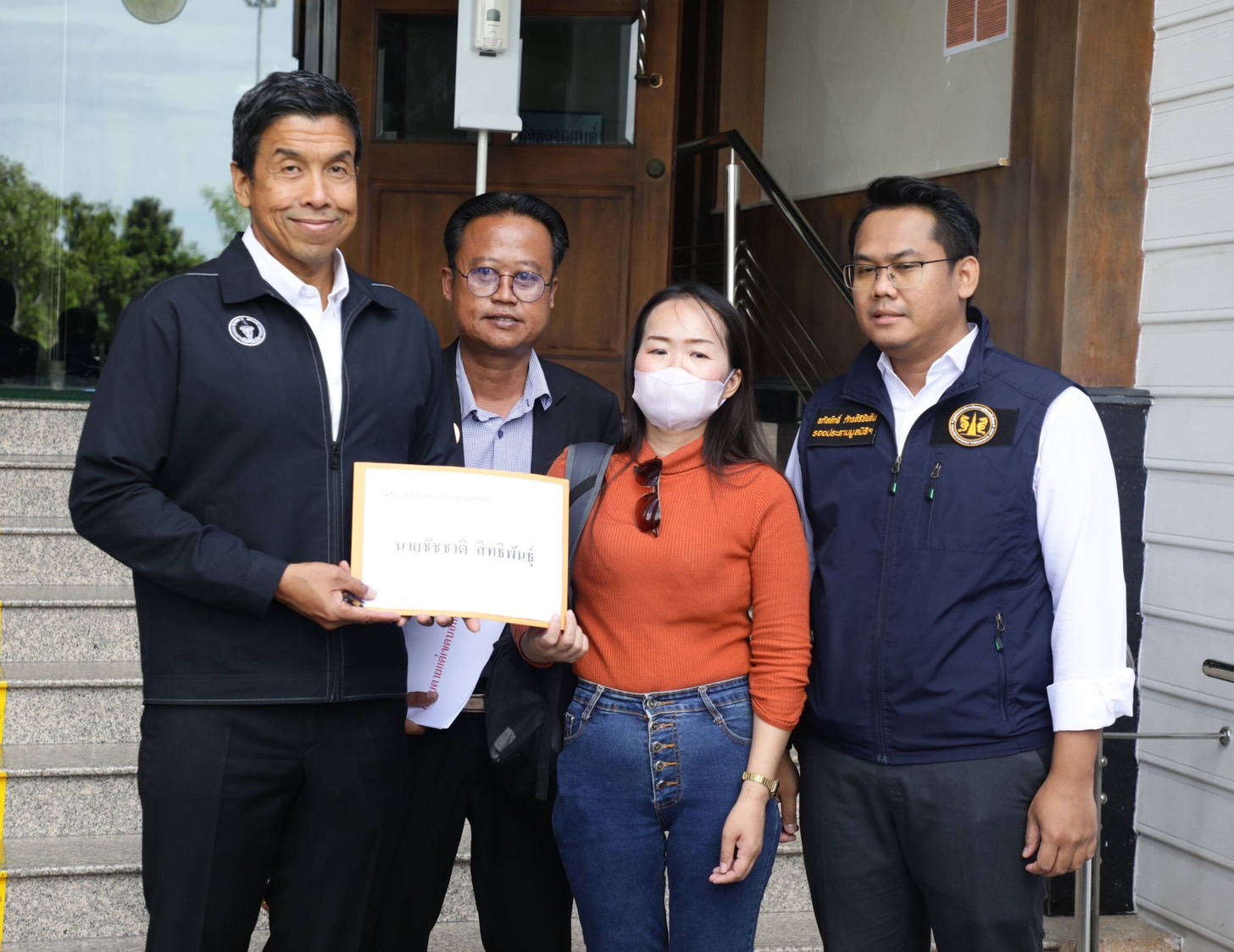 ผู้เสียหายพร้อมตัวแทนจากมูลนิธิรณณรงค์ทวงคืนความยุติธรรมในสังคม ยื่นหนังสือขอความเป็นธรรมต่อ ผู้ว่าฯกทม.