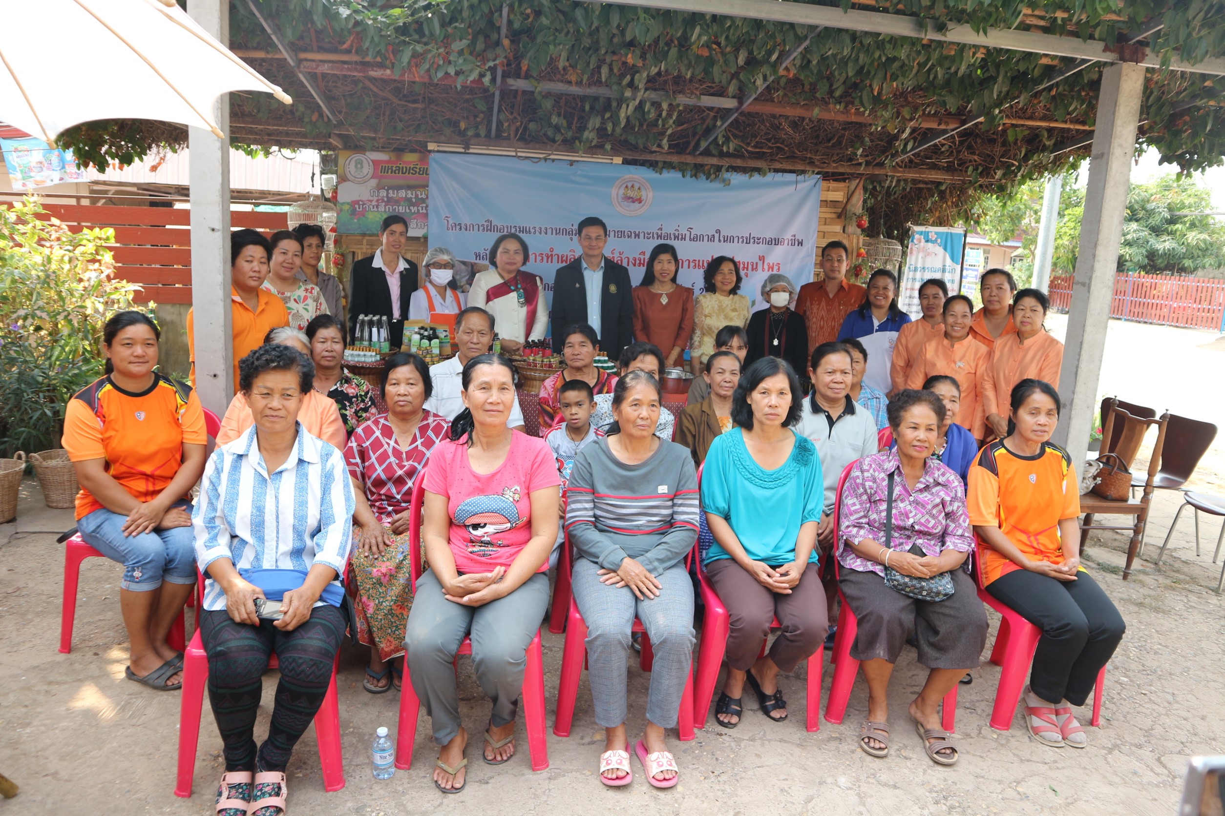 ที่ปรึกษารมว.แรงงาน ตรวจเยี่ยมให้กำลังใจแก่ผู้เข้ารับการฝึกอบรมทำเจลล้างมือ ตอบโจทย์สินค้าขาดตลาด