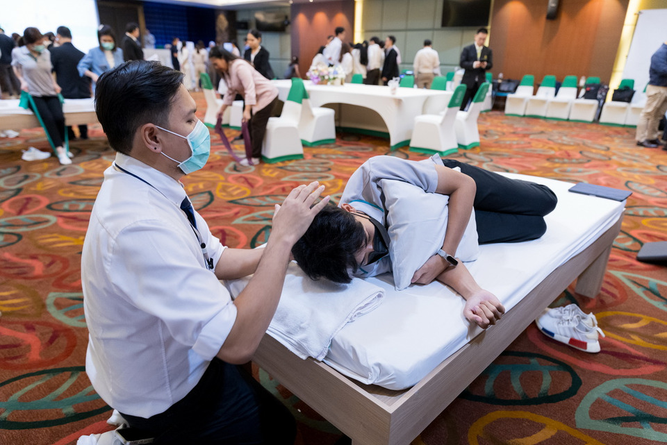 ปวดคอเรื้อรัง ไม่ใช่เรื่องเล็ก! ส่งผลกาย-ใจ เสี่ยงสุขภาพจิตและคุณภาพชีวิต