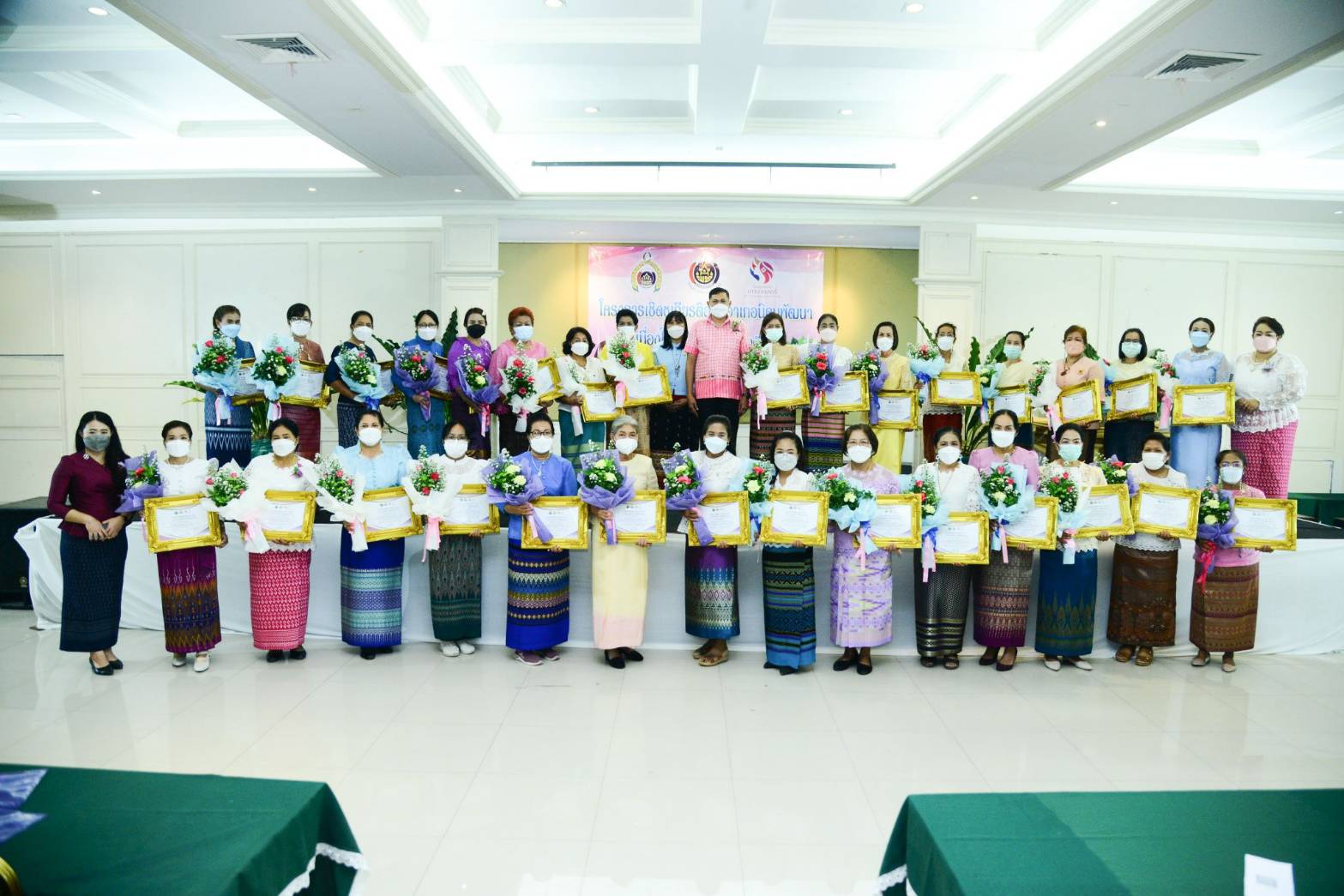 ปลัดอำเภอฯ เปิดโครงการเชิดชูเกียรติสตรีอำเภอนิคมพัฒนา  เนื่องในวันสตรีสากล 2565