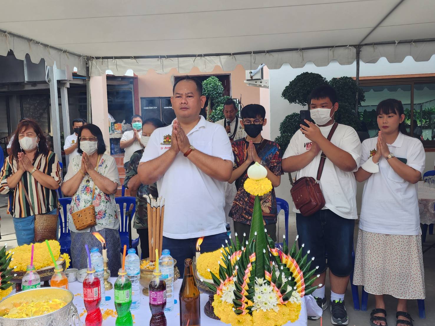 'นะ ระยอง' เซียนพระชื่อดังเมืองระยอง ทำบุญเพื่อความเป็นสิริมงคลเปิดโรงปั๊มเหรียญพระเครื่อง