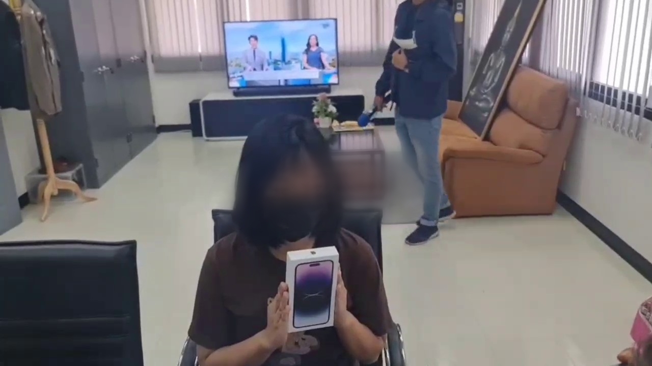สาวโร่แจ้งความถูกโชเฟอร์แท็กซี่ลวนลามจับหน้าอกฉกไอโฟน14ลอยนวล   