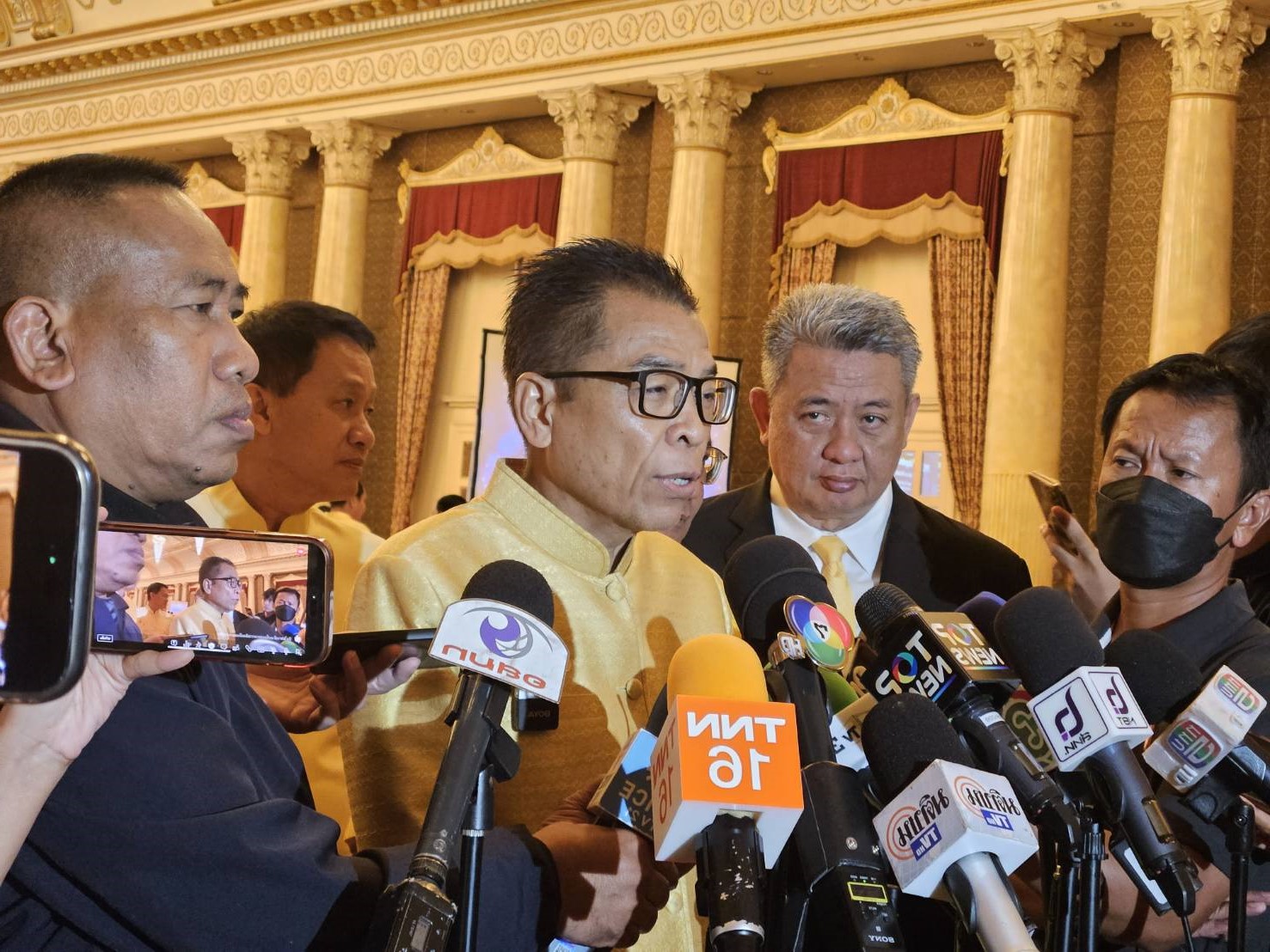 "เลขาฯ กกต." ยันได้ สว.ตามไทม์ไลน์  ซัด "นักวิชาการ-นักกฎหมาย" จ้อผ่านสื่อไม่อ่านกฎหมาย ทำสังคมสับสน  เตือนฮั้วมีโทษตามกฎหมาย 