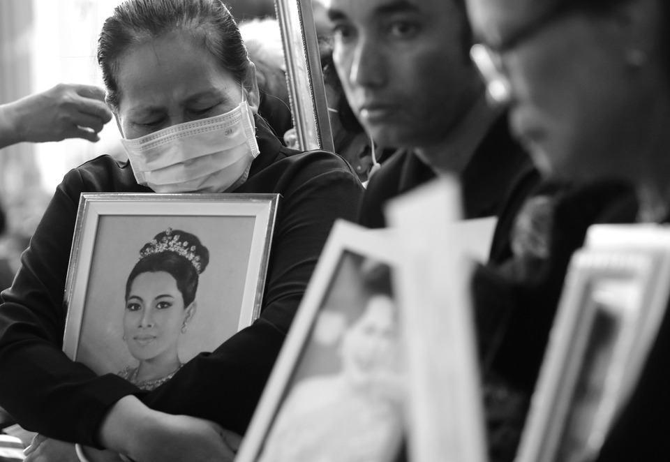 ประมวลภาพ! พสกนิกรทั่วทั้งแผ่นดิน ต่างโศกเศร้า ถือพระบรมฉายาลักษณ์ “สมเด็จพระบรมราชชนนีพันปีหลวง”