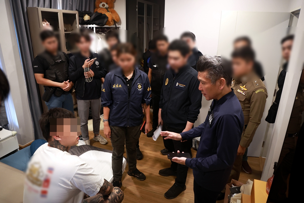 ป.ป.ส.-ตม. แถลงปฏิบัติการบุกรวบแก๊งค้ายาเสพติดข้ามชาติ หลบหนีกบดานในไทย