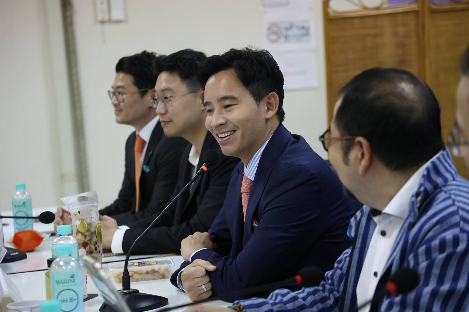 "พิธา" ร่วมหารือ "สมาพันธ์ SME ไทย" แก้ปัญหาเศรษฐกิจเชิงโครงสร้าง หวังผลักดันธุรกิจ SME