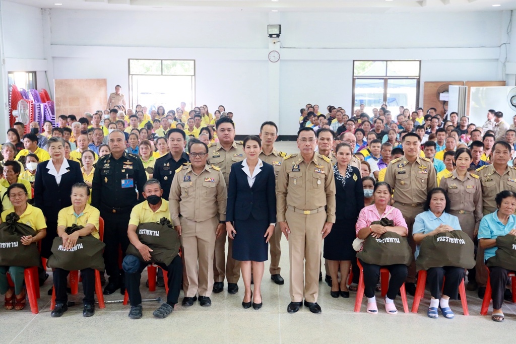 ผู้ว่าฯ เชียงราย เชิญสิ่งของพระราชทาน มอบแก่ประชาชนผู้ประสบอุทกภัยพื้นที่ อ.เชียงของ