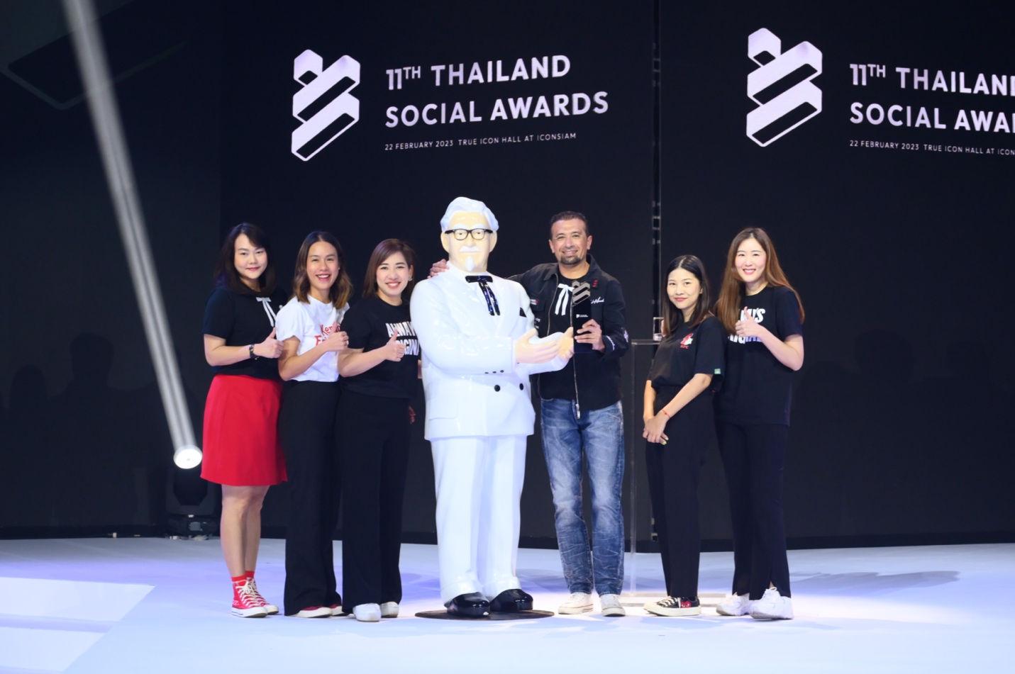KFC ตัวตึงโซเชียลคว้ารางวัล 'แบรนด์ที่ทําผลงานยอดเยี่ยมบนโซเชียลมีเดีย’ พาผู้พันแซนเดอร์สขึ้นรับรางวัลเองกับมือ!