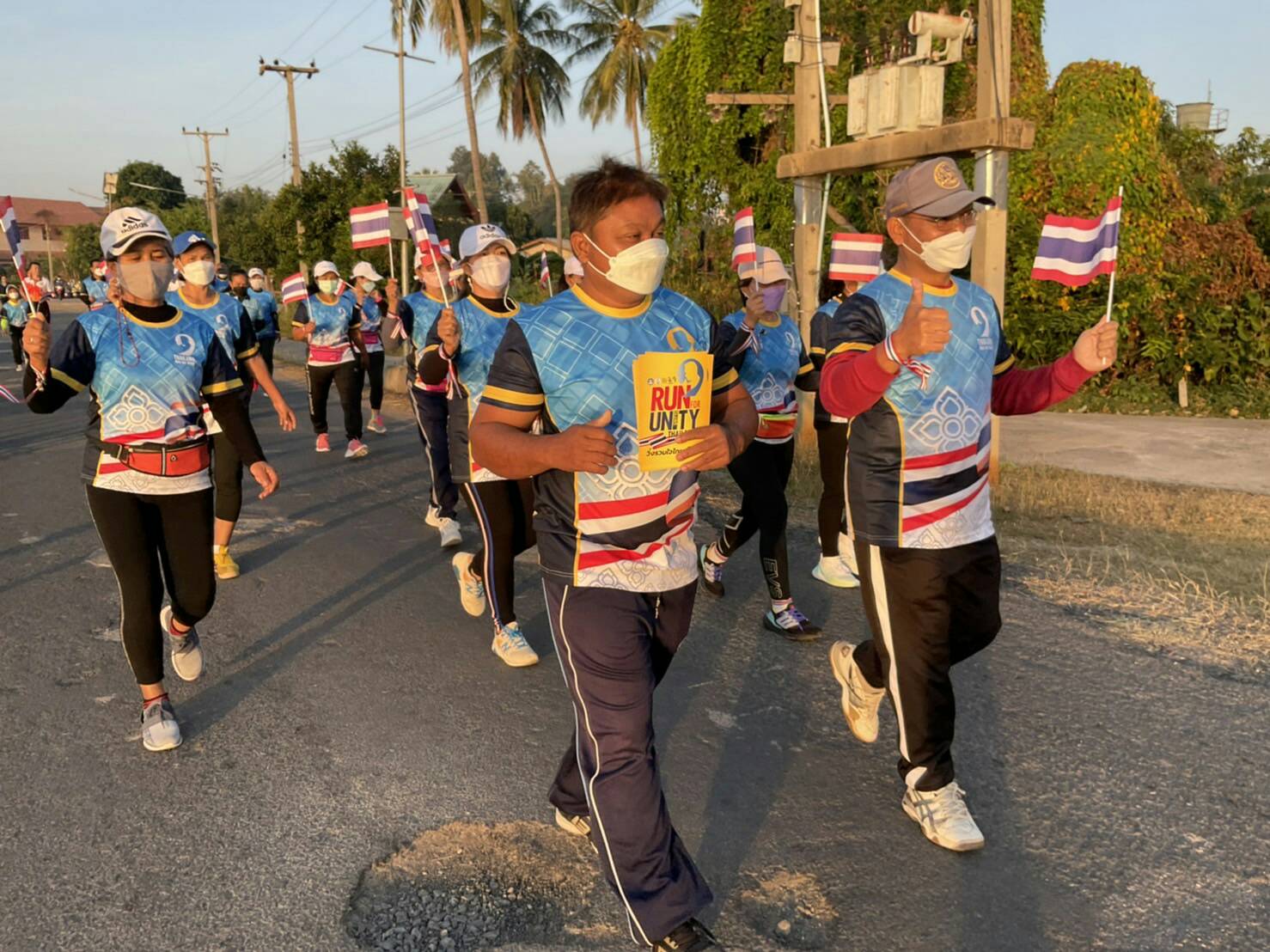 ชาวอำเภอรัตนบุรี สุรินทร์วิ่งรวมใจไทยเป็นหนึ่ง  ถวายเป็นพระราชกุศลแด่ในหลวงรัชกาลที่ 9