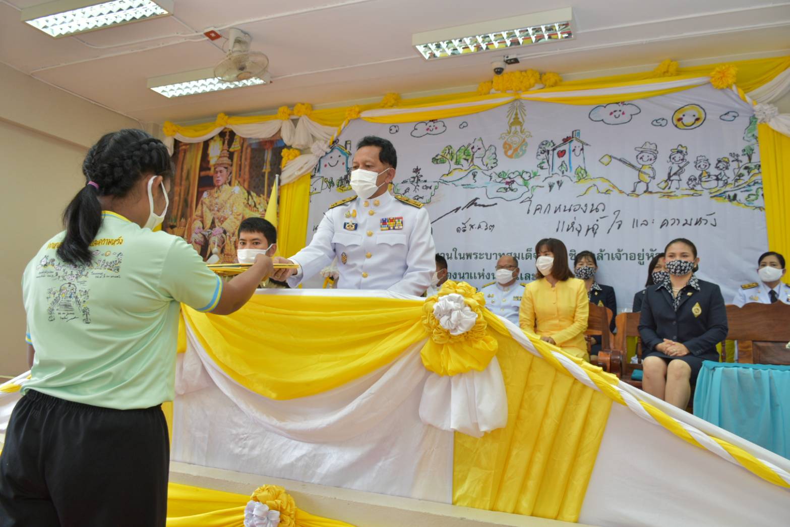 ผู้แทนพระองค์มอบประกาศนียบัตรผู้ผ่านการฝึกอบรมโครงการพระราชทาน "โคก หนอง นา แห่งน้ำใจและความหวัง" เรือนจำจังหวัดพังงา