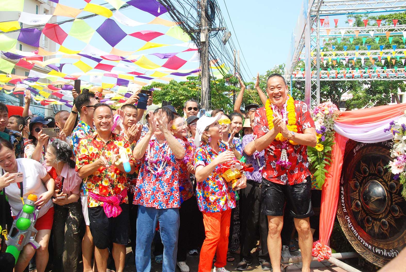 นายกเศรษฐา นั่งรถสี่ล้อเล็กถือปืนฉีดน้ำ เล่นสงกรานต์กับชาวหัวหิน บรรยากาศชื่นมื่น