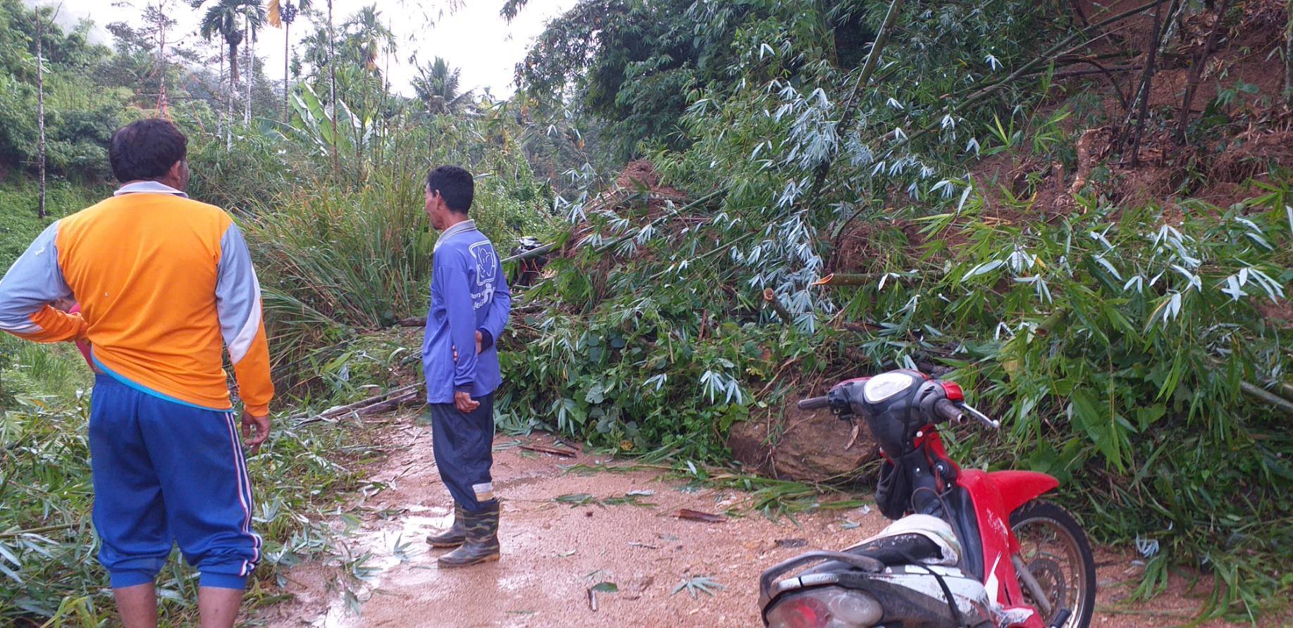 สุราษฎร์ฝนตกหนัก! ดินสไลด์วิภาวดี 6 จุดเปิดเส้นทางได้แล้ว ผู้ว่าฯขอประชาชนติดตามเตือนภัยอากาศ                                                                                                                     