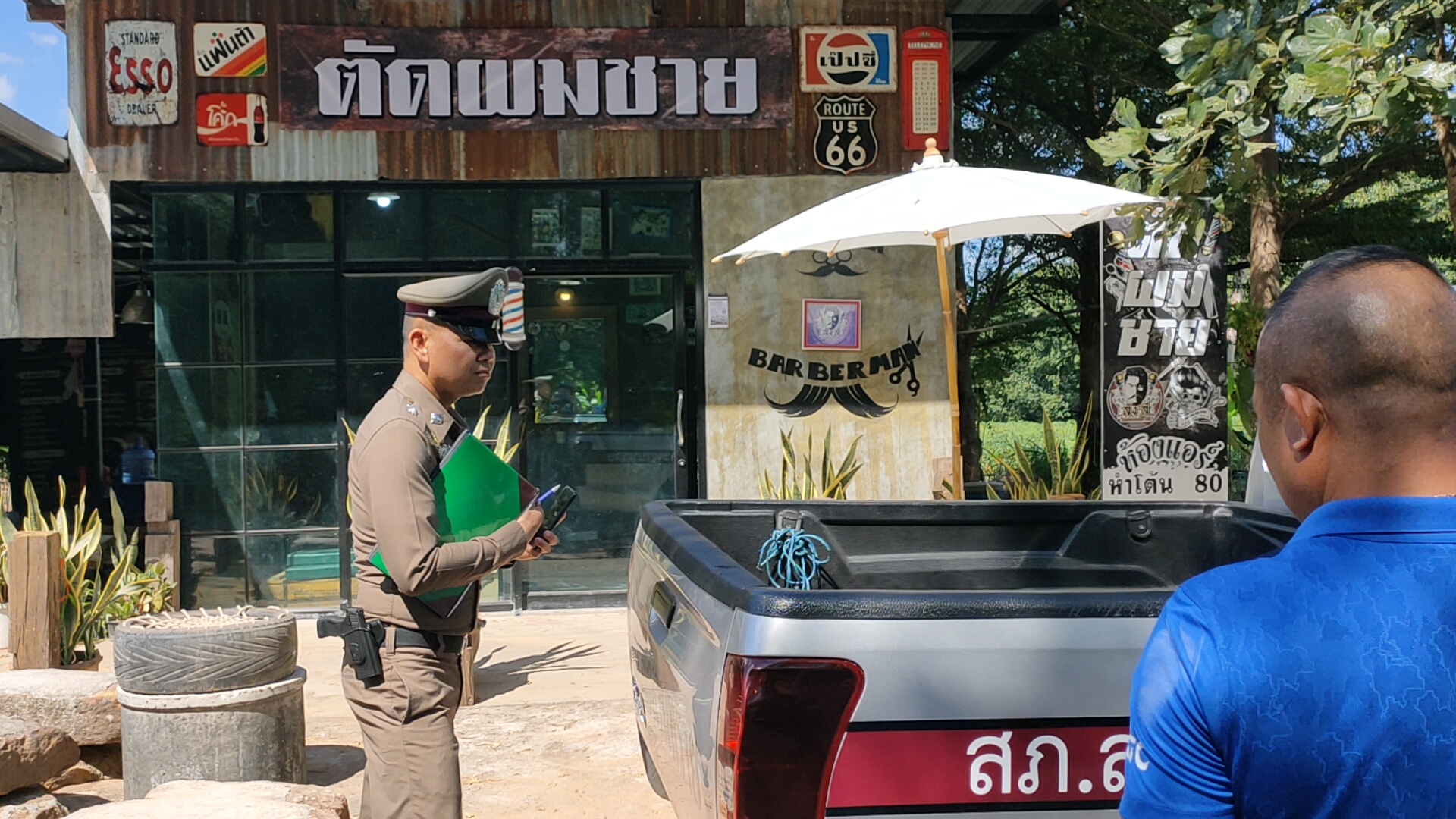 ตร.ตรวจสอบร้านตัดผมถูกกระสุนปริศนายิงทะลุกระจก คาดเป็น .22 เร่งล่าตัวดำเนินคดี