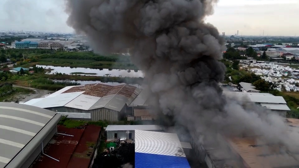 ไฟไหม้โรงงานรีไซเคิลยางรถยนต์ย่านบางพลี เพลิงโหมหนัก ควันดำพุ่งทั่วฟ้า คาดไฟฟ้าลัดวงจร