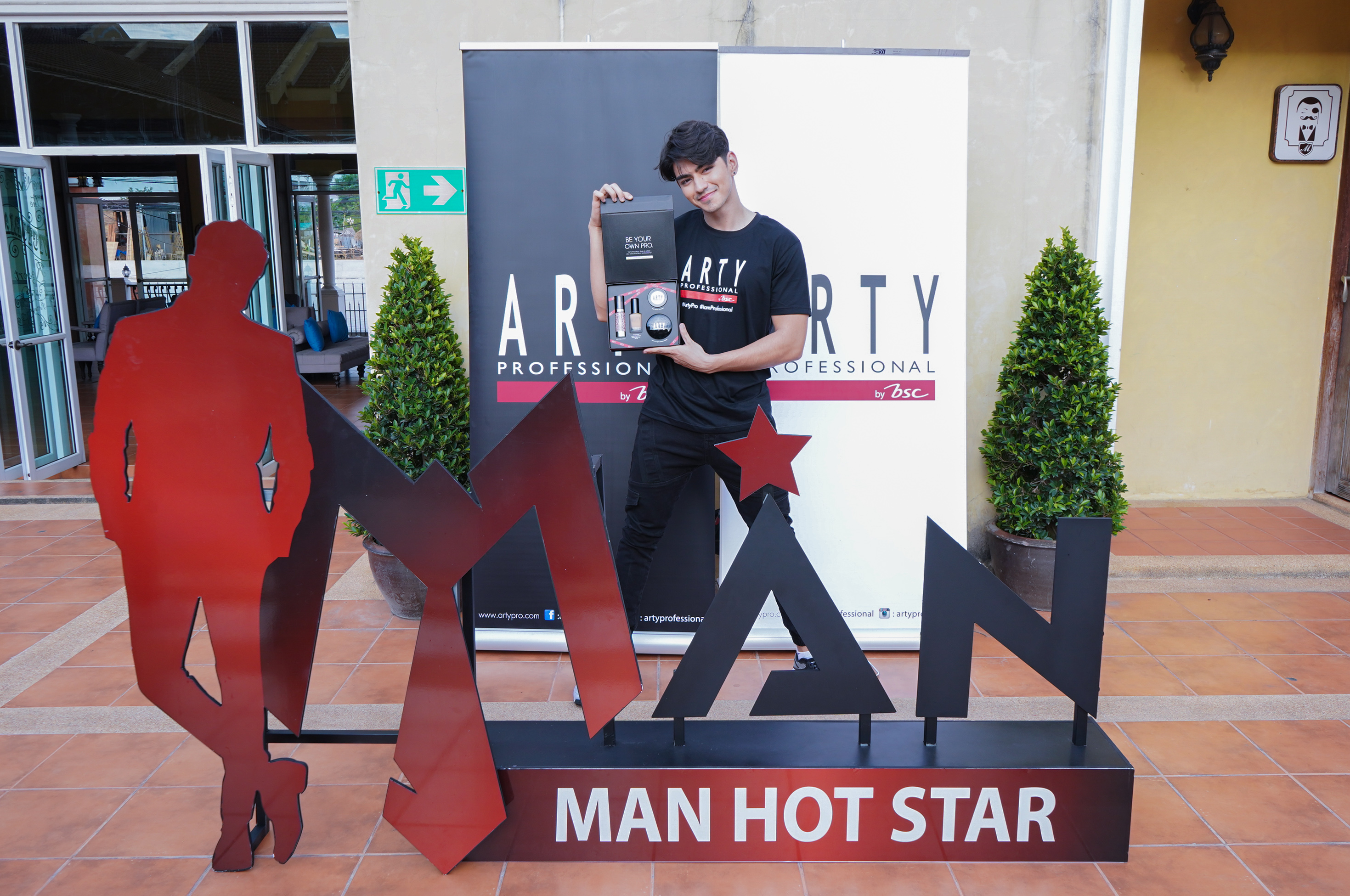 ARTY PROFESSIONAL อบรมแต่งหน้าสไตล์ “Natural Look” ให้กับผู้เข้าประกวด Man Hot Star International 2022