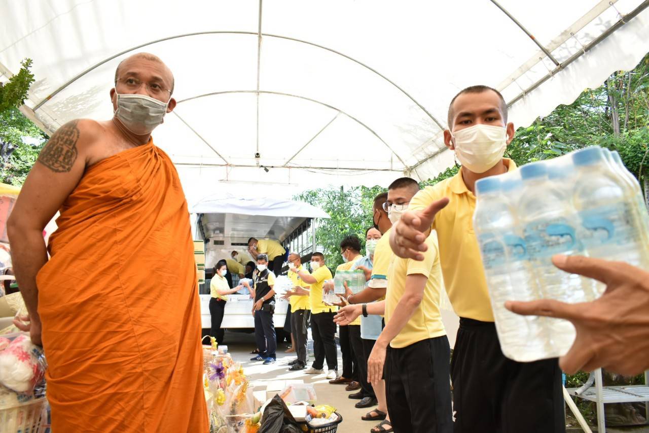 เกจิดัง "หลวงพ่อชำนาญ" พร้อมชุมชนคุณธรรมวัดชินฯ แบ่งปันน้ำใจช่วยเหลือผู้ประสบภัยโควิด