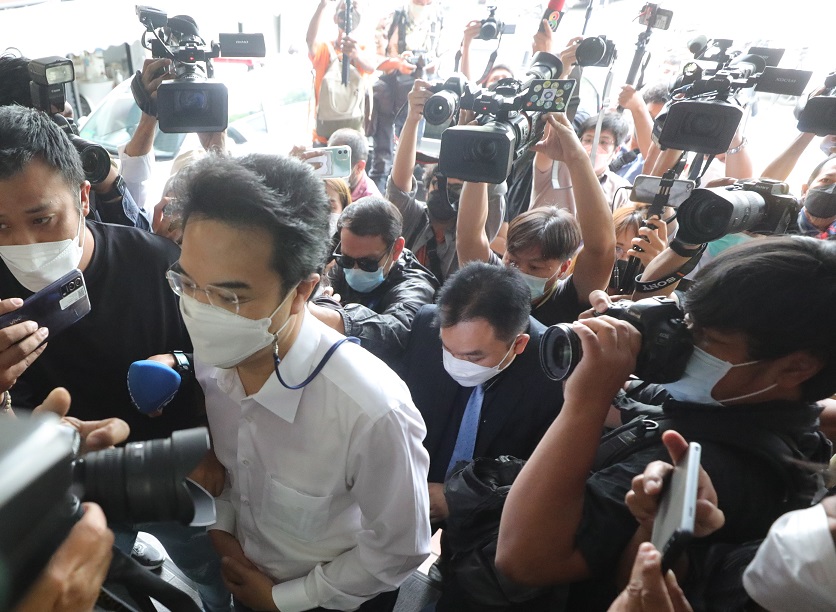 'ปริญญ์'เข้ารับทราบข้อกล่าวหาตามหมายเรียกสน.ห้วยขวาง