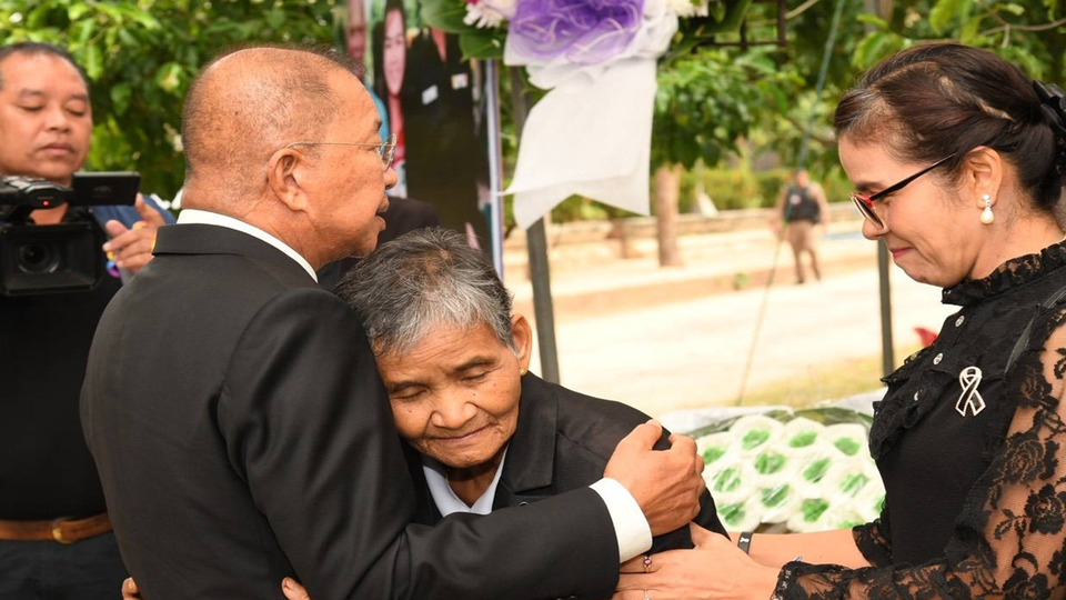 ประธานวุฒิฯ ให้กำลังใจครอบครัว “จ่าสิบเอกสำเริง” ทหารกล้า มอบเงินช่วยเหลือ 1 แสนบาท