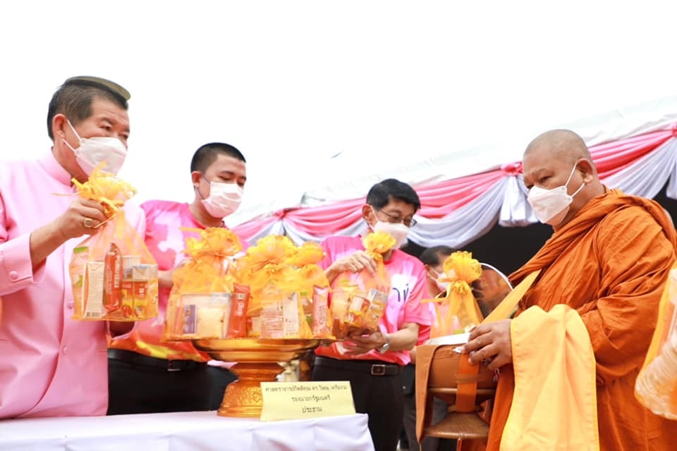 ชาวสงขลานับพัน พร้อมใจกันสวมใส่เสื้อ “พาป๋าหลบบ้าน” ทำพิธีบรรจุอัฐิ ‘พลเอกเปรม’ อย่างสมเกียรติ