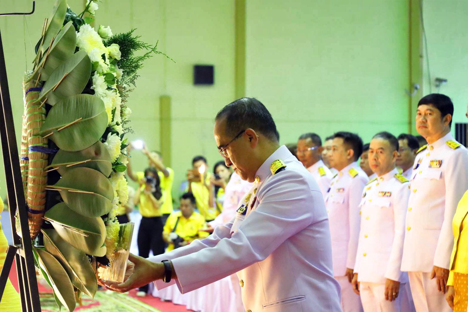 ประจวบฯ วางพวงมาลาและทำบุญตักบาตรถวายเป็นพระราชกุศลเนื่องในวันนวมินทรมหาราช