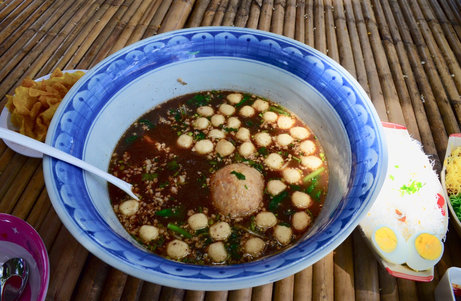 สายบุญแห่ชิมก๋วยเตี๋ยวบาทเดียว ของอร่อยของดี วัดหนองกระทุ่ม กำแพงแสน 