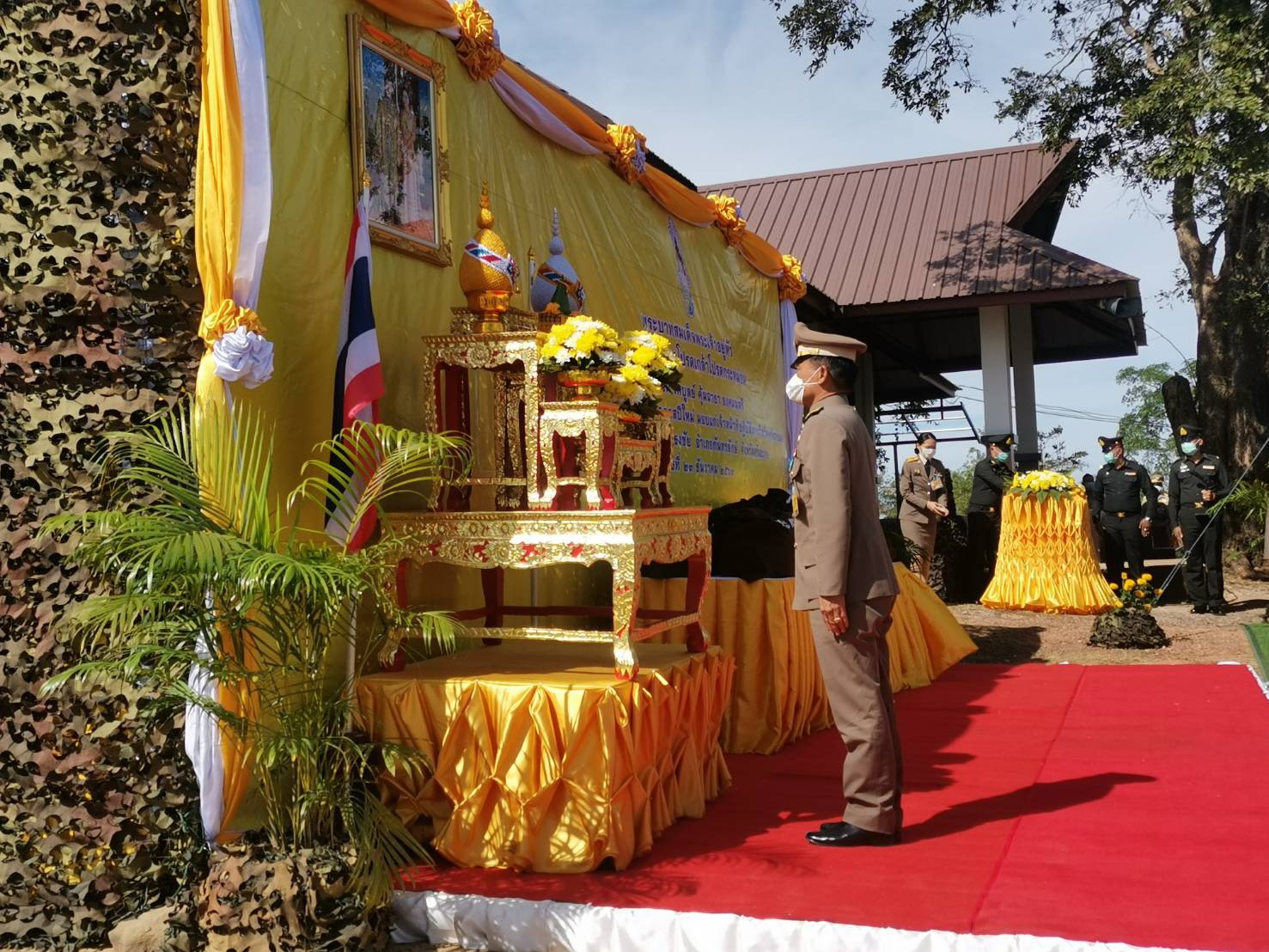 องคมนตรี เชิญสิ่งของพระราชทาน มอบแก่เจ้าหน้าที่ ที่ปฏิบัติภารกิจป้องกันชายแดนศรีสะเกษ ในโอกาสปีใหม่