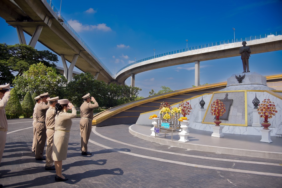 องคมนตรีติดตามสถานการณ์และการบริหารจัดการน้ำประตูระบายน้ำคลองลัดโพธิ์ฯ