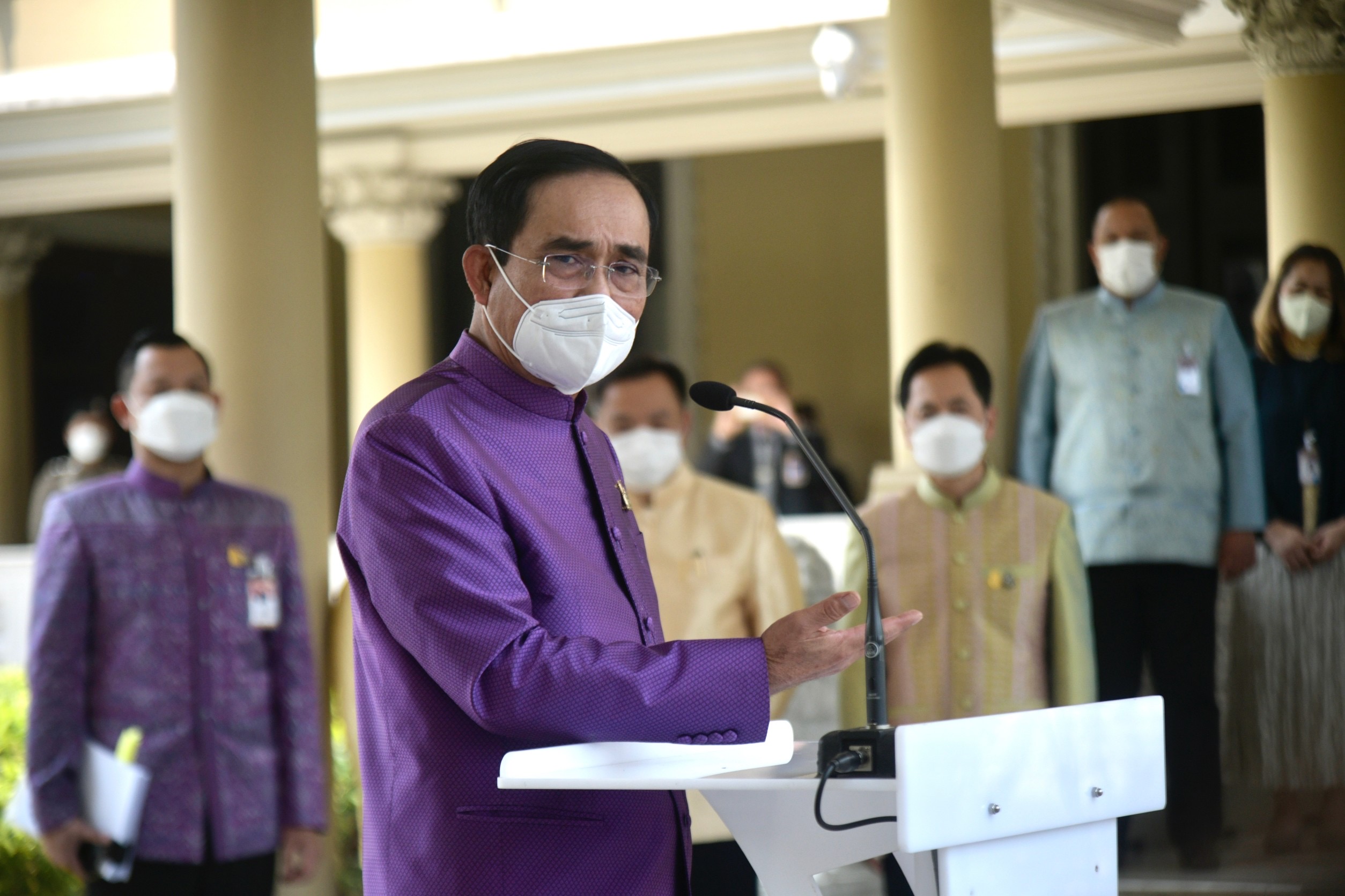 นายกฯ เผยรบ. เตรียมหามาตรการแก้ราคาเบนซินแพง วอนเห็นใจแก้ทุกปัญหา ติงสื่อฯอย่าเสนอข่าวย้อนแย้ง 
