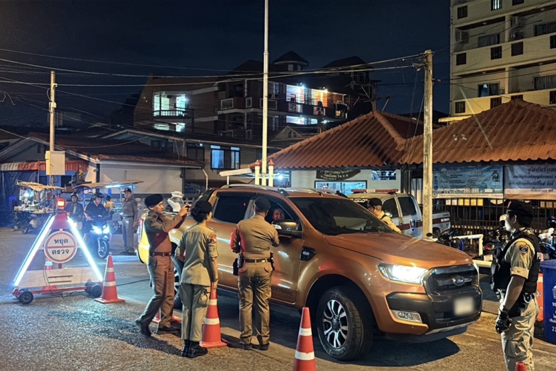 “ไม่ยอมให้คนชั่วลอยนวล” รบ.สั่ง ตร.ตั้งด่านกว่า 5 พันจุดค้นรถแล้วกว่า 4 แสนคัน จับต่างด้าวกว่า 600 ราย