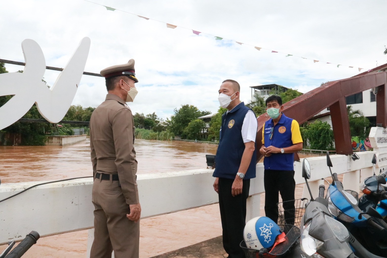 พ่อเมืองเพชรบูรณ์ รุดช่วยเหลือ ปชช.กว่า 400 ครัวเรือน  หลังน้ำหลากท่วม 2 ฝั่งแม่น้ำป่าสัก 