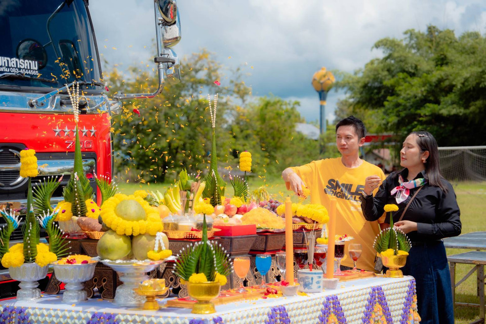 เปิดตัว “รถแห่จงเจริญ” สุดยิ่งใหญ่! รวมพลังศิลปินบวงสรวงเสริมสิริมงคลก่อนเดินสายทั่วไทย