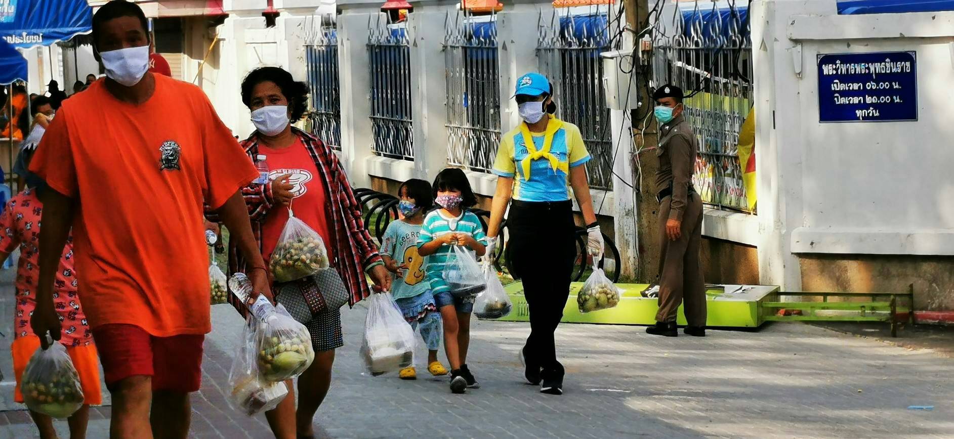 รองผู้อำนวยการรักษาความมั่นคงภายในจังหวัดพิษณุโลก จิตอาสา 904 ร่วมอำนวยความสะดวกปชช.ที่มารับแจกอาหารที่วัดพระพุทธชินราช 