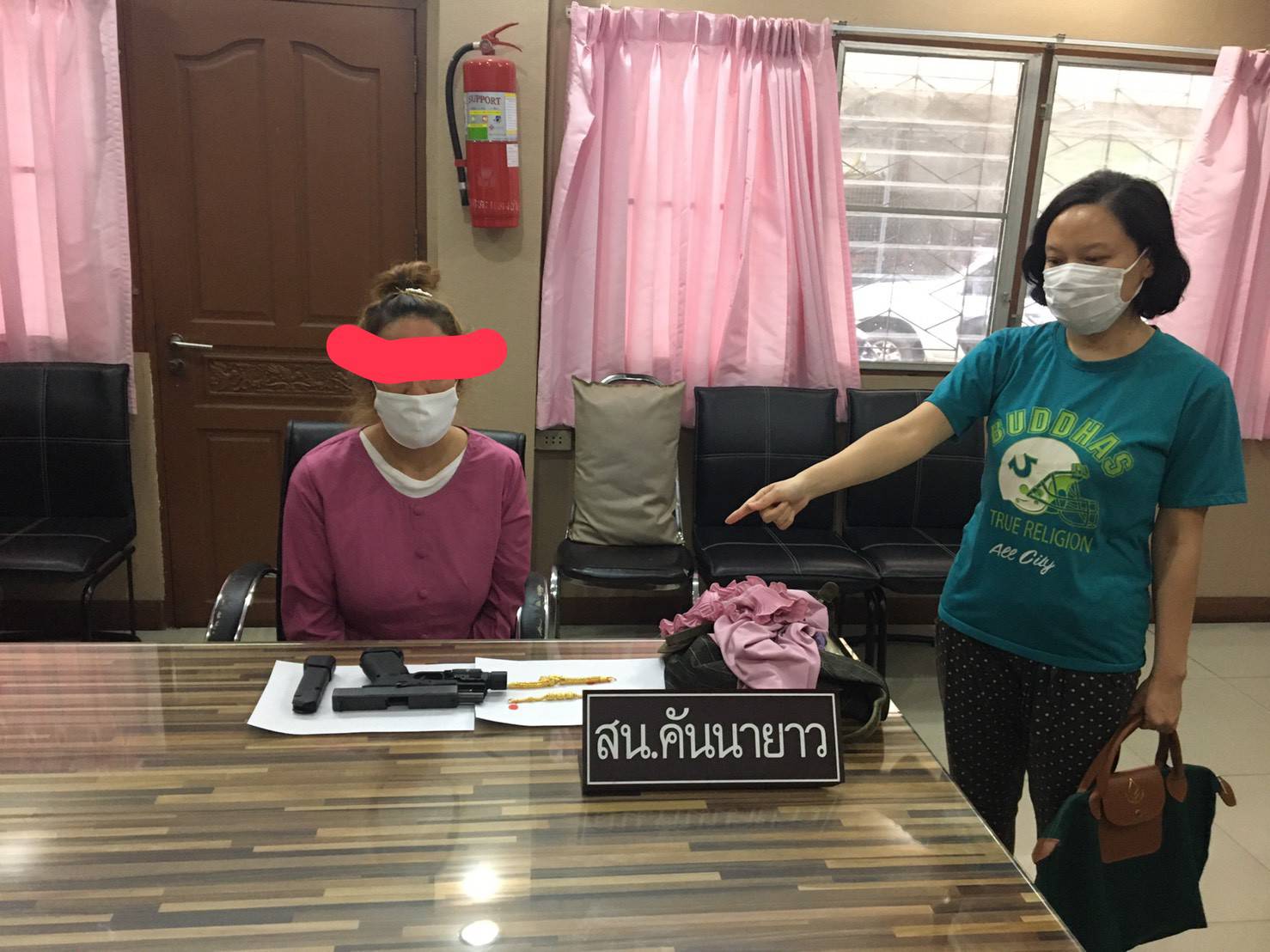 รวบสาวใหญ่ควงปืนขนาด 9 มม.บุกเดี่ยวเข้าชิงทรัพย์ร้านทอง