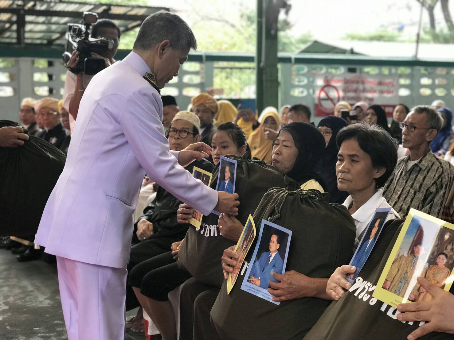 องคมนตรี เชิญถุงพระราชทาน เครื่องนอนเครื่องครัว ไปมอบแก่ประชาชนผู้ประสบอัคคีภัยในพื้นที่ชุมชนบ้านครัวเหนือ