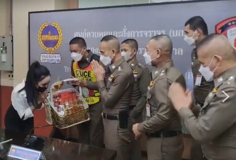พริตตี้สาวยกกระเช้าขอโทษตำรวจจราจร หลังโพสต์เป่าจนปอดแตกแต่ไม่ถูกจับ