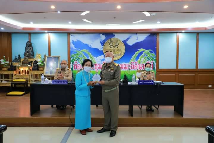 พมจ.ยโสธร มอบโล่ประกาศเกียรติคุณแม่ดีเด่นระดับจังหวัด ประจำปี 2563