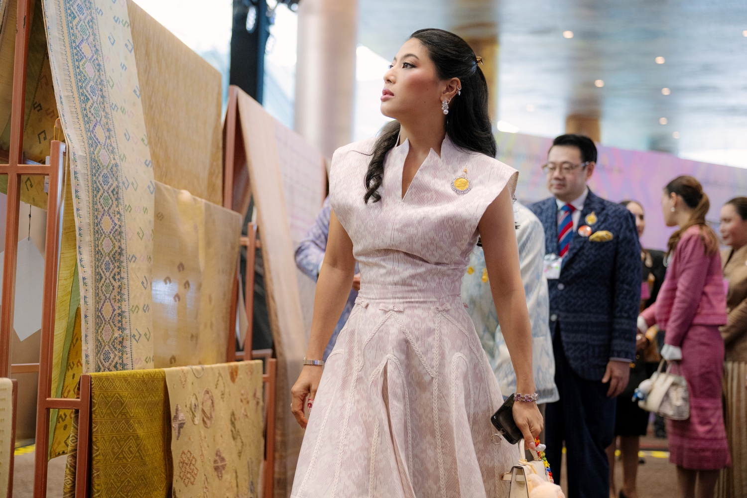 สมเด็จพระเจ้าลูกเธอ เจ้าฟ้าสิริวัณณวรี นารีรัตนราชกัญญา เสด็จเป็นองค์ประธานการประกวดผ้าลายพระราชทาน “ผ้าลายสิริวชิราภรณ์” และงานหัตถกรรม รอบตัดสิน ระดับประเทศ ประจำปี 2567