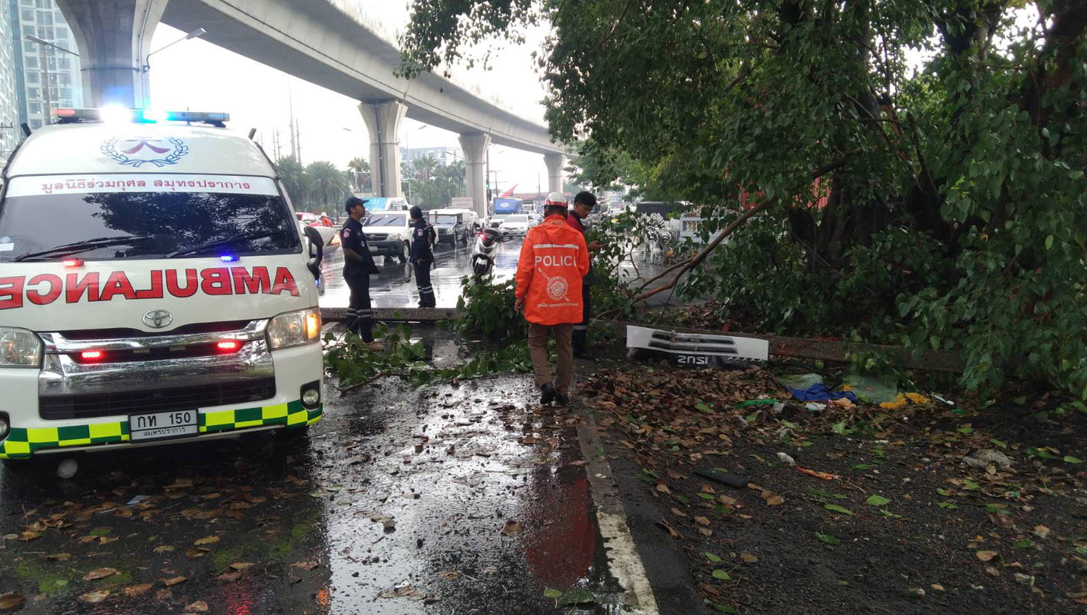 ฝนตกถนนลื่น รถบรรทุกน้ำมันพืชเสียหลักแหกโค้งชนเสาไฟฟ้าหัก          