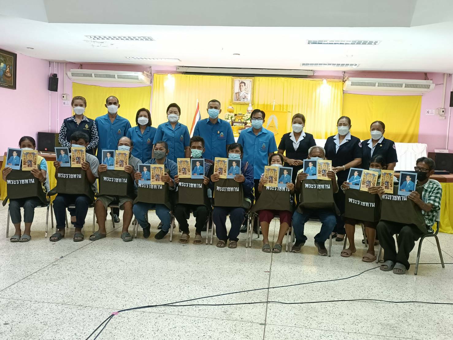 มูลนิธิราชประชานุเคราะห์ ในพระบรมราชูปถัมภ์ ประจำจังหวัดสุโขทัย มอบสิ่งของพระราชทานให้แก่ผู้ประสบวาตภัยที่อ.สวรรคโลก จ.สุโขทัย