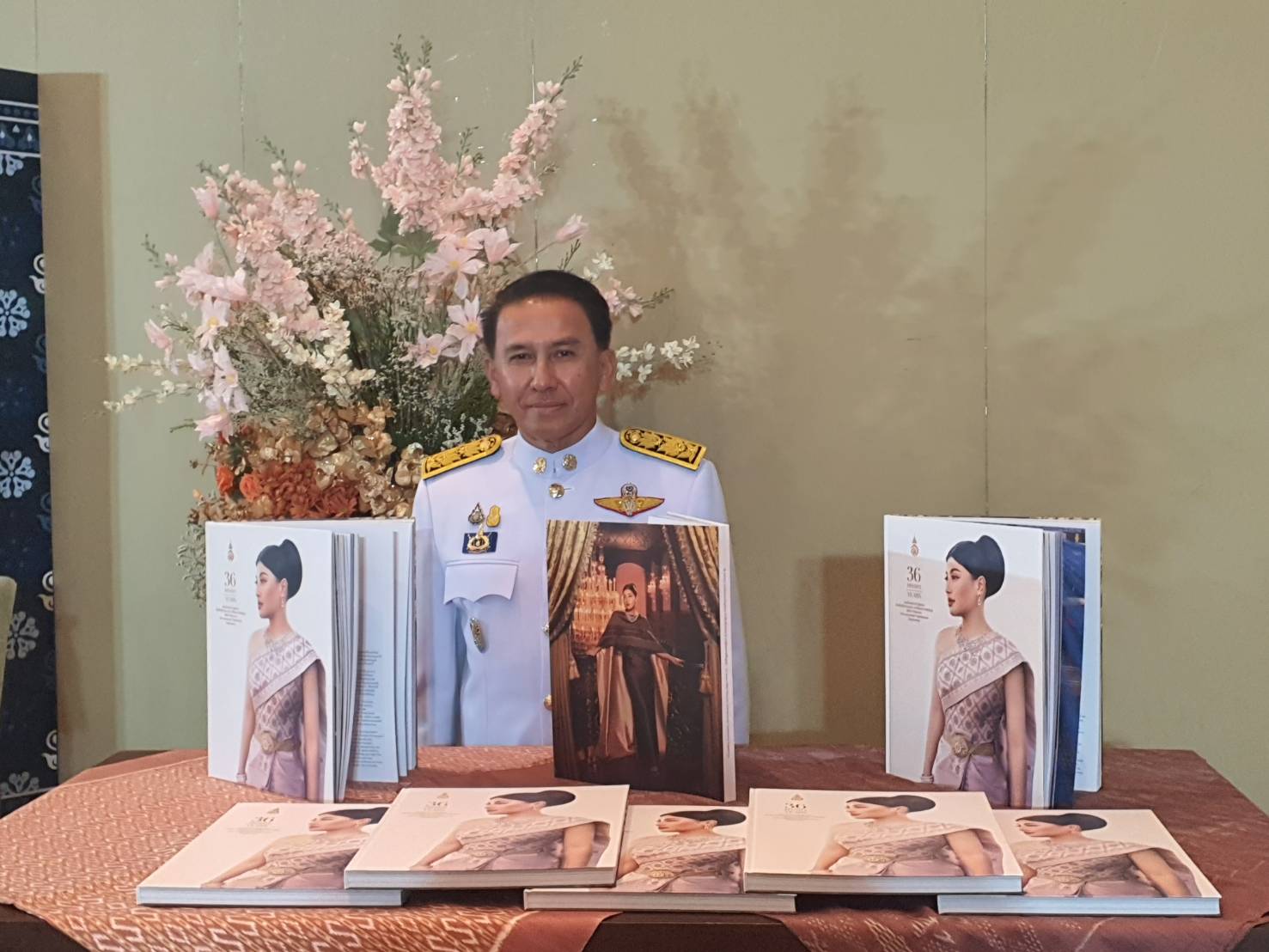 มท. จัดพิธีมอบแบบลายผ้าพระราชทาน “ผ้าลายดอกรักราชกัญญา” ให้แก่ผู้ว่าฯ ประธานแม่บ้านมหาดไทยทุกจังหวัด
