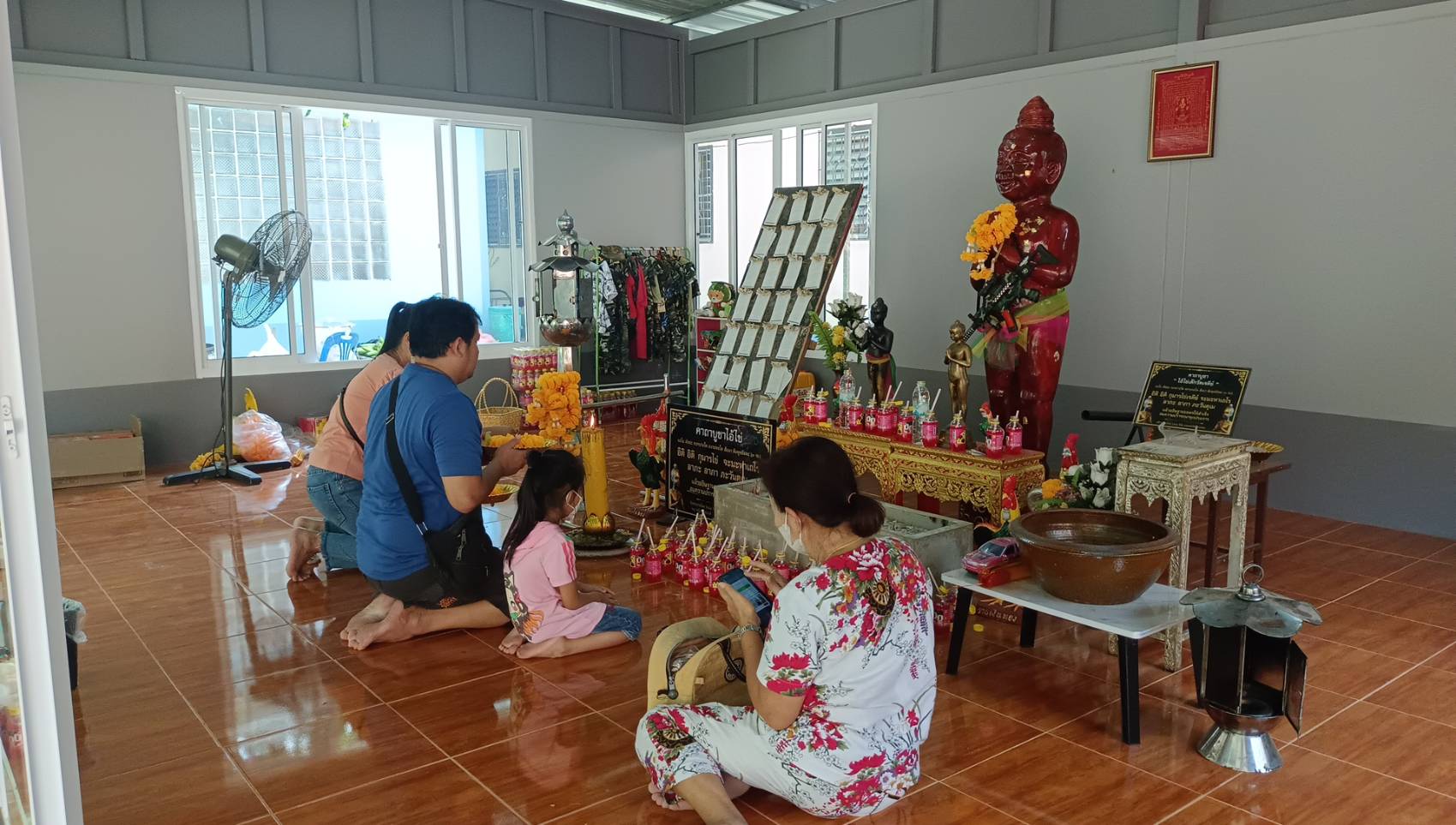 งวดนี้ขอปังปัง! สาวกทม.จุดธูปตรงน้ำตาเทียน ไหว้ไอ้ไข่วัดเลขธรรมกิตติ์ ได้เลขตรงอ่างน้ำมนต์