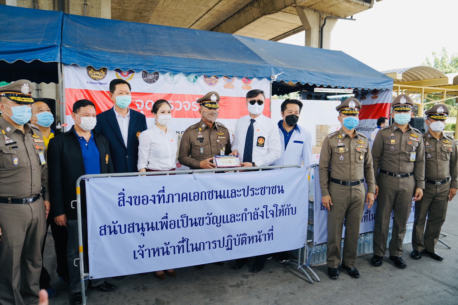 กมธ.ตำรวจ สภาฯลุยมอบอุปกรณ์-ให้กำลังใจตร.นครบาล 8  "ตั้น"เชื่อความสามัคคีทำชาติพ้นวิกฤติ