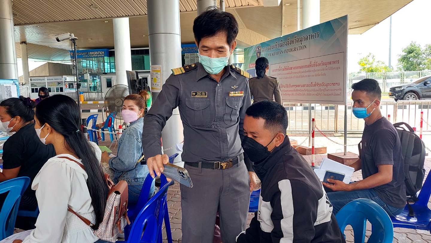 มุกดาหาร ด่านสะพานมิตรภาพไทยลาว 2 เข้มโรคฝีดาษลิง-โควิด19