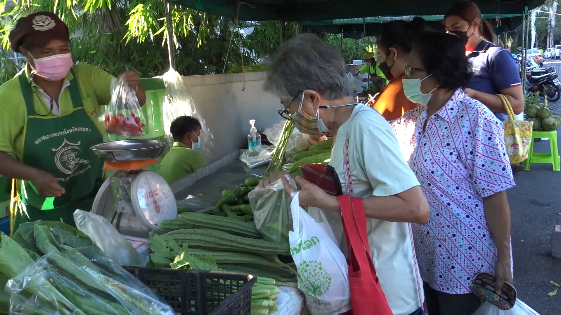 เกษตรกรตลาดเกษตรสงขลายันขายราคาเดิมแม้ราคานำ้มันดีเซลขึ้น 2 บาท