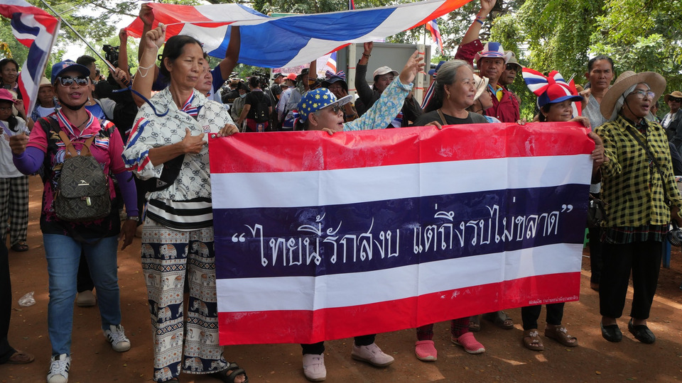 "คนไทย" รวมตัวแสดงพลังที่บ้านหนองจาน ให้กำลังใจทหาร